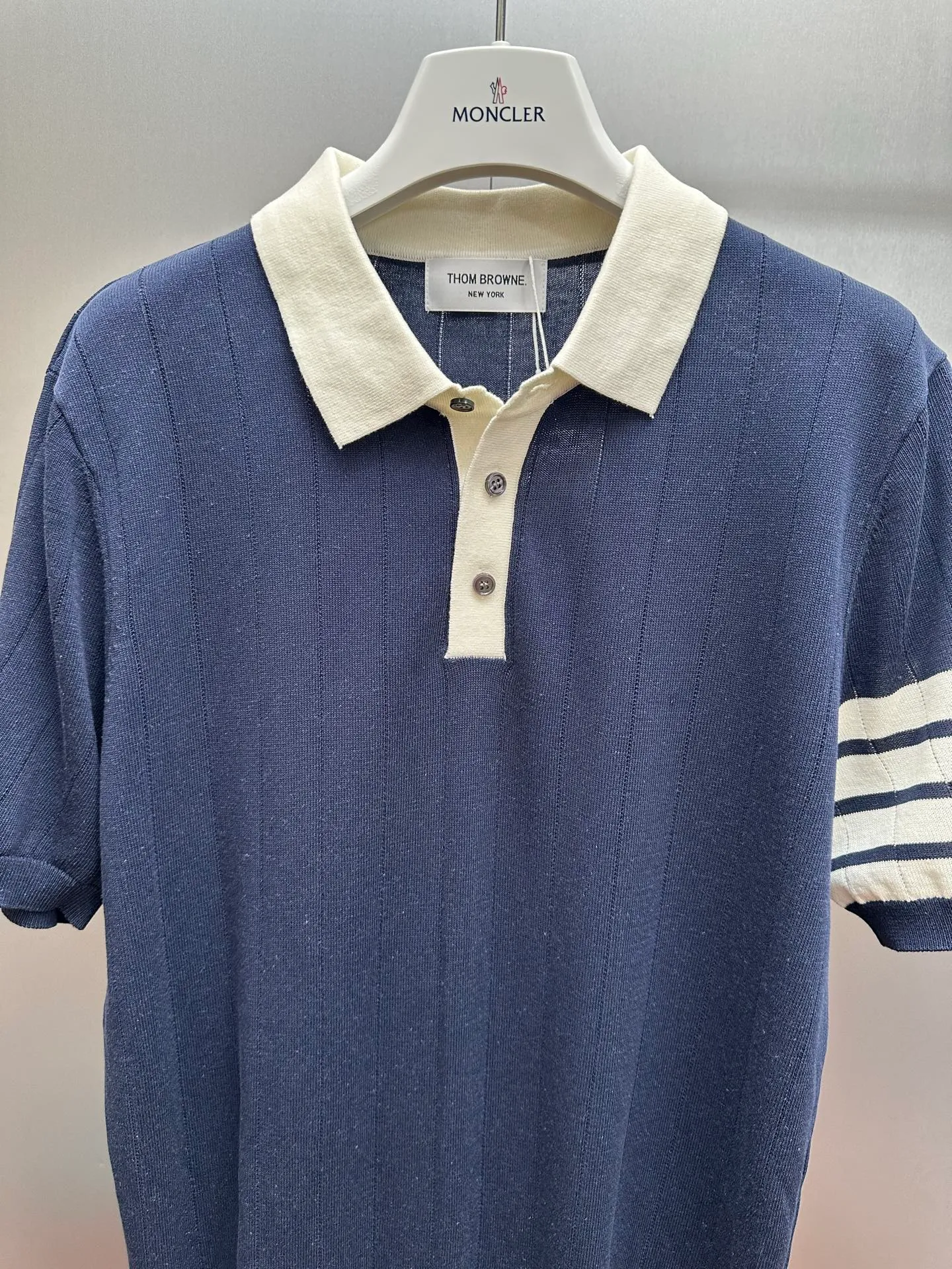 🔥P165💰Thom Browne/Tb· Classic Polo Thom Browne Classic Polo ， ， Breathable。 + ， ， 。 ， 。 ： 、Cream White、 、Light Gray size：M、L、XL、XXL、XXXL
